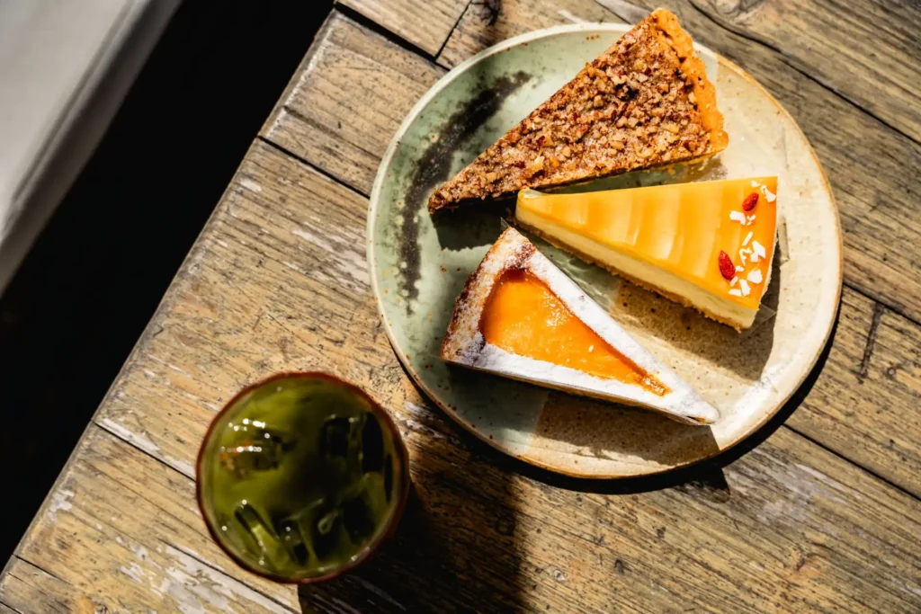Sütemények és jeges matcha a Mad Dog Coffee Budapest kínálatából