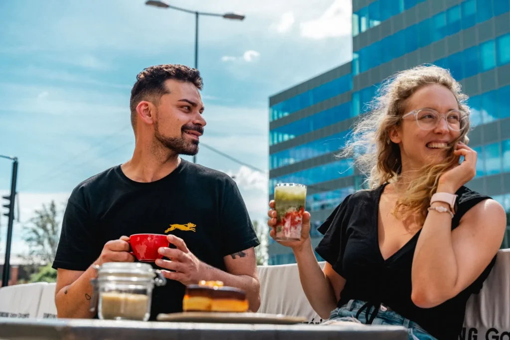 Baráti teraszos kávézás a Mad Dog Coffee Budapest előtt