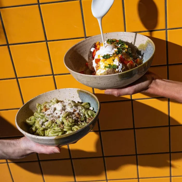 Friss bowl ételek sárga pulton a Mad Dog Coffee Budapest kínálatából