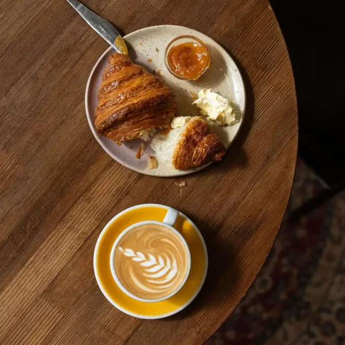 Desszert és latte art kávé a Mad Dog Coffee Budapest asztalán