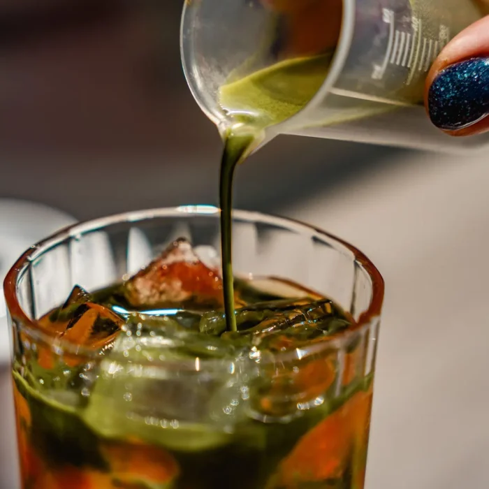Jeges matcha ital készítése a Mad Dog Coffee Budapestben