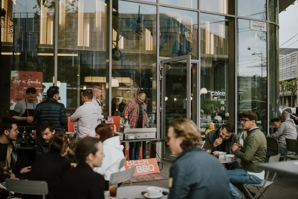 Teraszos közösségi hangulat a Mad Dog Coffee Budapest előtt